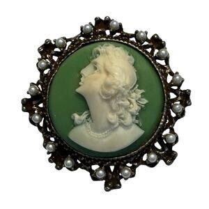 Vintage carved cameo brooch with pendant loop faux pearls gold green & white